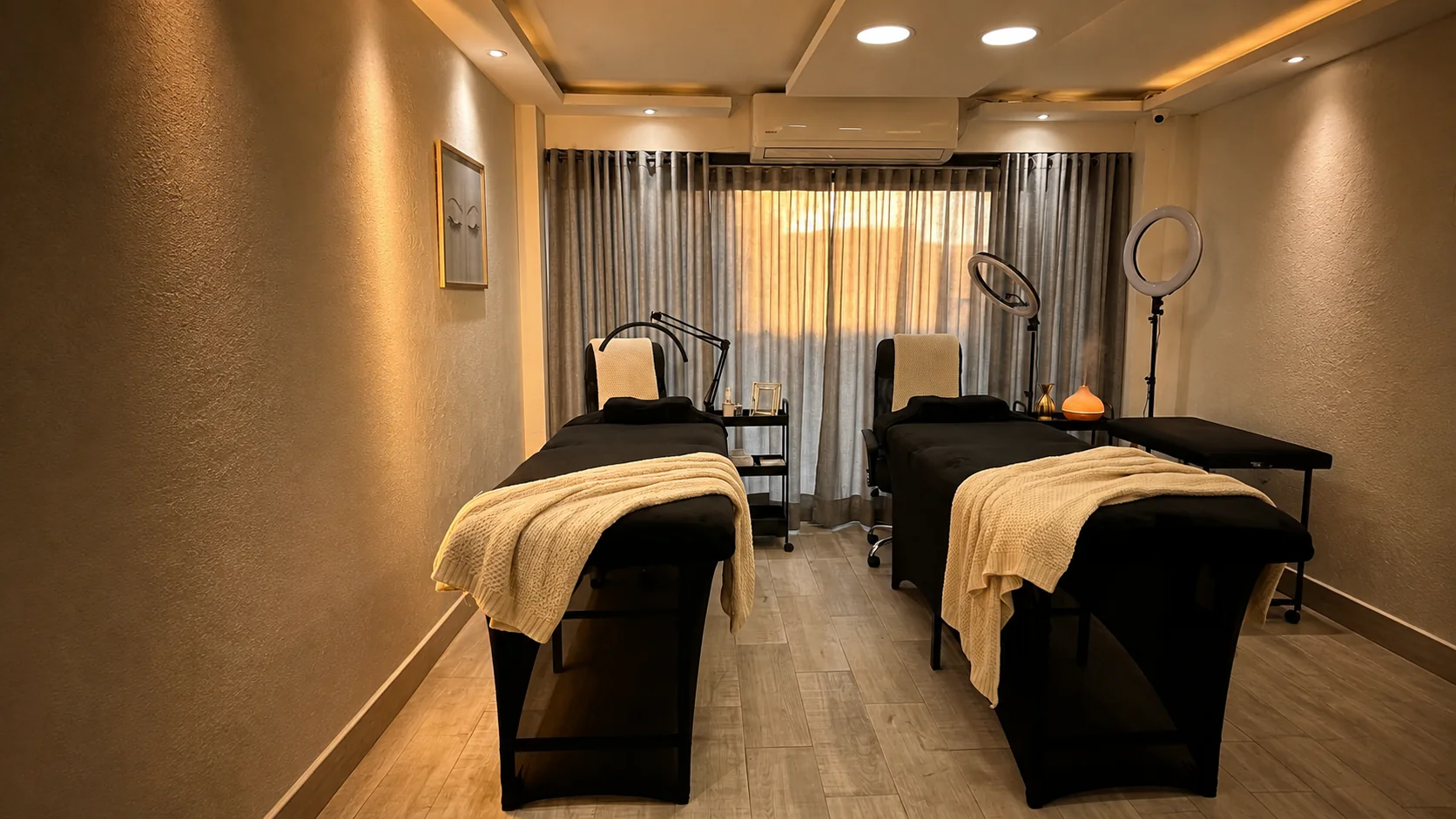 Cabina de tratamiento cálida y luminosa de Aura Estética